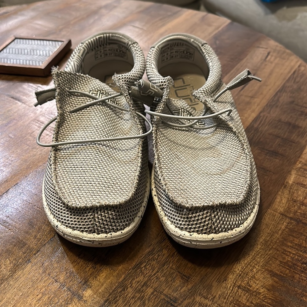 Hey Dude men’s shoes size 9- light grey with speckled soles - Picture 5 of 5